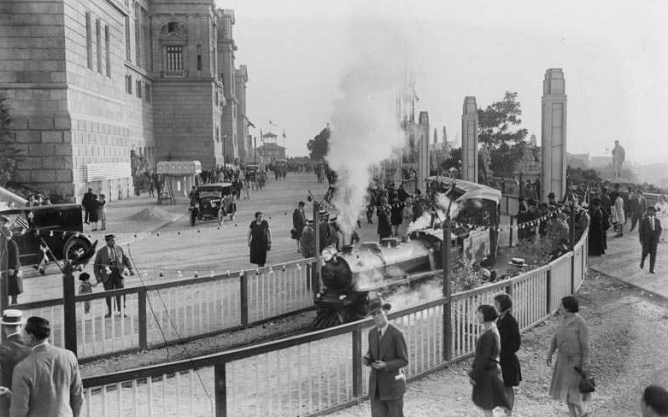 tren-frente-al-palacio-de-la-exposicion-inteernacionalde-barcelona-foto-josep-branguli