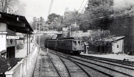 tren-procedente-de-les-planes-hacesu-entrada-en-la-estacion-de-sarria-foto-marcel-le-guay-archivo-museo-vasco-del-ferrocarril