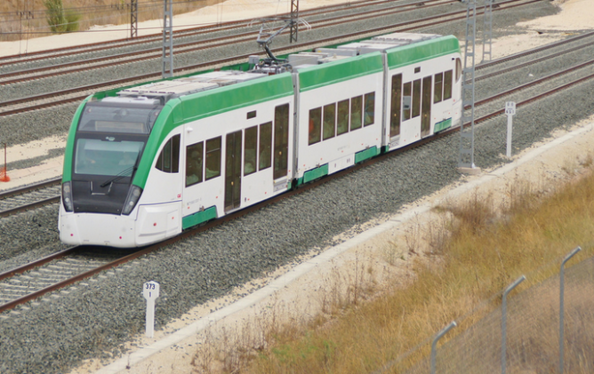 Unidad 801.001 del Tren-Tram de la Bahia de Cádis en pruebas en la estación Rosa de Lima en Burgos, Foto Mikel