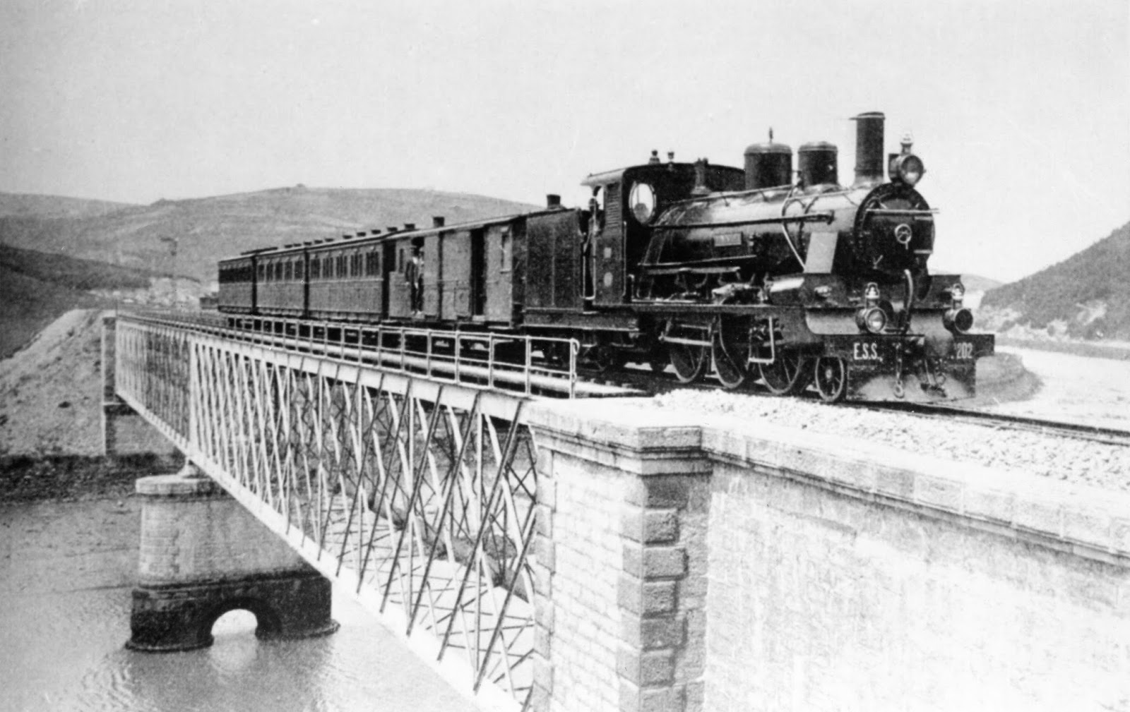locomotora de Vascongados EASO en el puente del Urola, fondo J.J. Olaizola