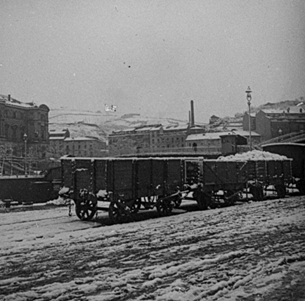  Vagones del Bilbao á Portugalete frente al Ayuntamiento de Bilbao , foto Nestor Basualdo