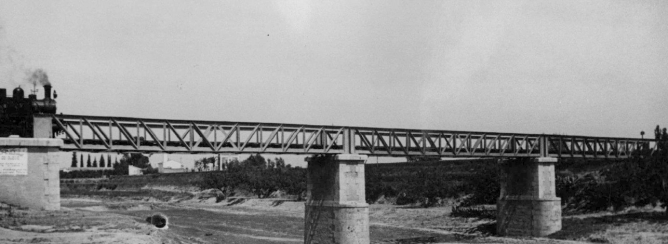 Valencia á Villanueva de Castellón , locomotora nº 6 en el Barranco de Xiva (Paiporta) c.1950, Archivo Historico FGV