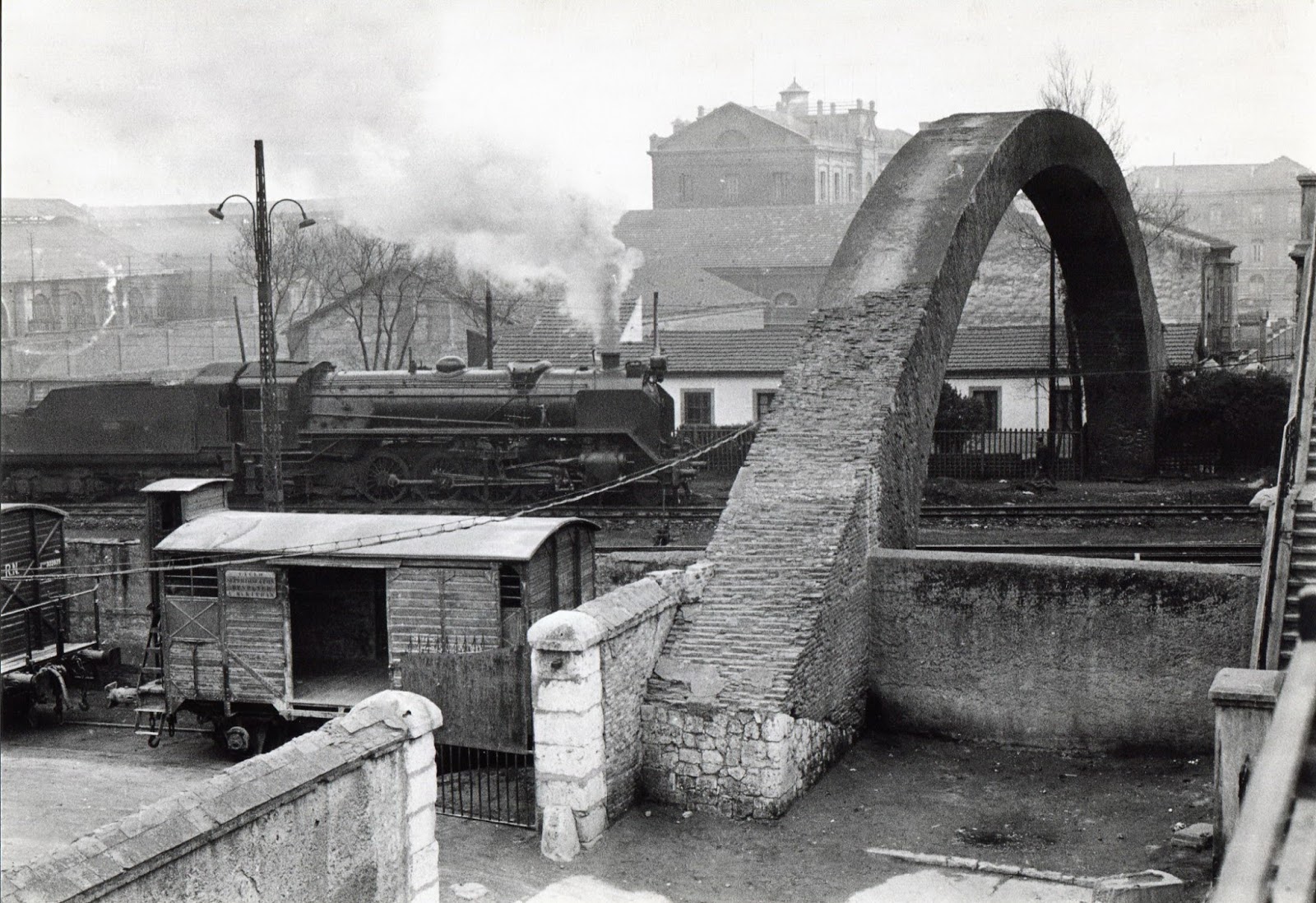 Valladolid, Norte , arco de ladrillo, fondo J.J. Olizola