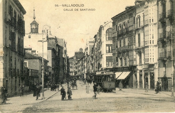 Valladolid , tranvías en la calle Santiago, postal comercial, fototeca del Museo del Ferrocarril de Asturias.