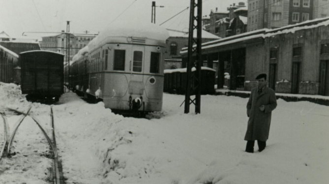 Vasco Navarro, Gregorio Palomares , jefe de Tallerrs ce Vitoria Ciudad, frentre a un tren Naval, Archivo Fundación Sancho el Sabio Fundazioa