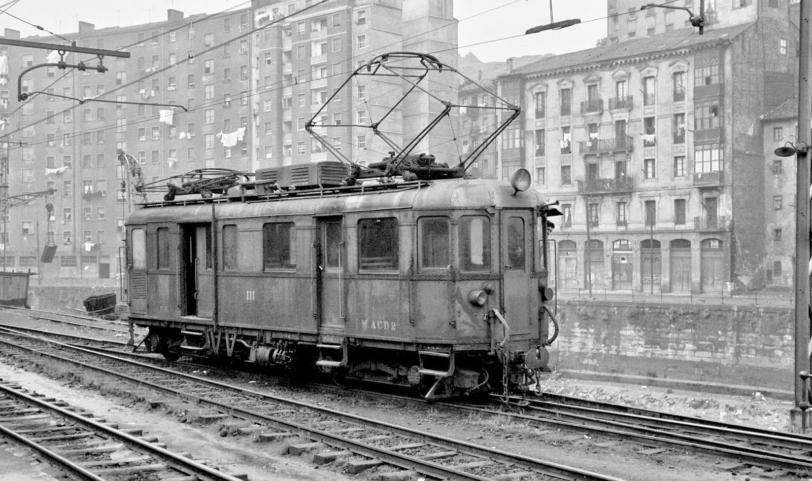 Vascongados estacion de Bilbao-Aturi , automotor Ganz corto, foto Xavier Santamaria, fondo MVF