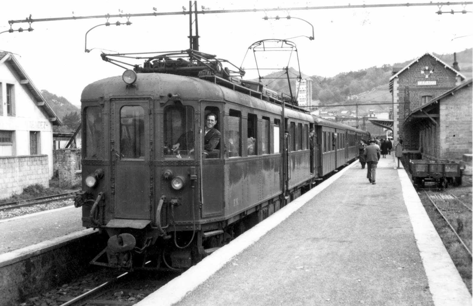 Vascongados , estacioon de Zarautz, automotor Ganz de la serie MCD, foto Juan Bautista Cabrera, , fondo MVF-Euskotren