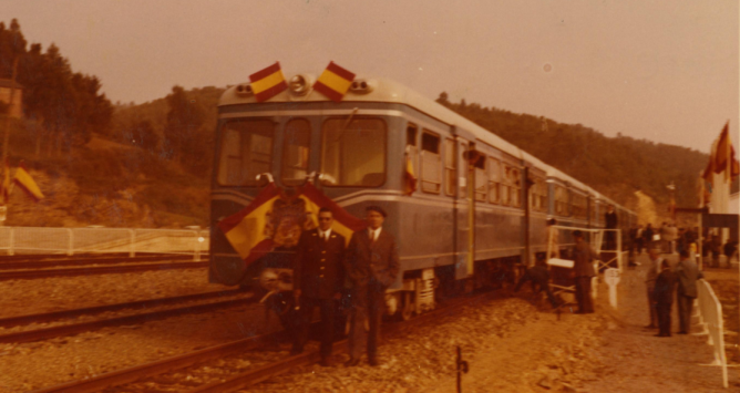 Vegadeo , FEVE , automotor MAN el 6 de sep 1972 , fondo Juan Zubia Ugarte