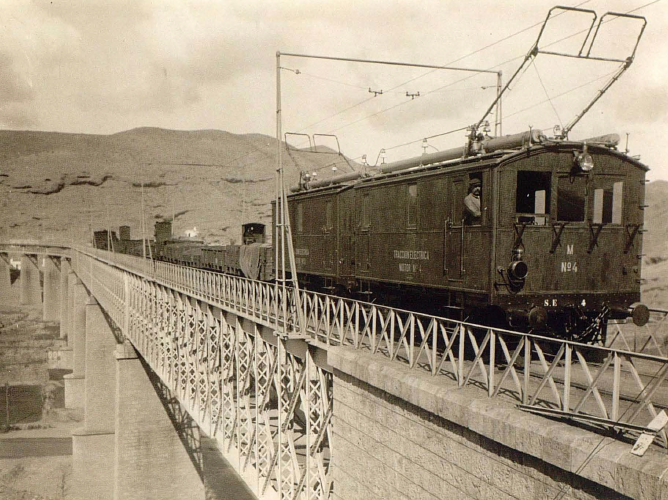 Viaducto de Andarax, entrada a la estación de Santa Fe Alhambra, año 1911, foto Victoriano Lucas, Coleccion Paniagua, AHF. F-0179