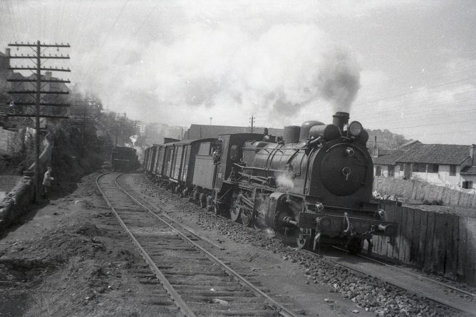 Vigo, Tren de Norte con locm 1400, foto Trevor Rowe, fondo Euskotren MVF