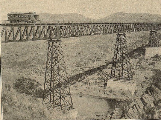 Zafra a Huelva , automotor Sentinel circulando sobre el viaducto sobre el Odiel, revista I. y C.