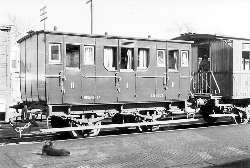 Zafra a Huelva , coche de 1ª y 2ª clases, foto Juan Bautista Cabrera, fondo Javier Aranguren