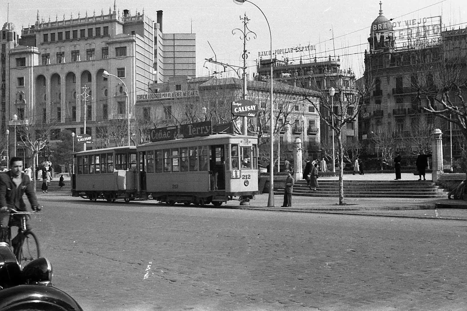 coche 212 en la plaza del Caudillo , en Valencia, foto Juan Bautista Cabrera