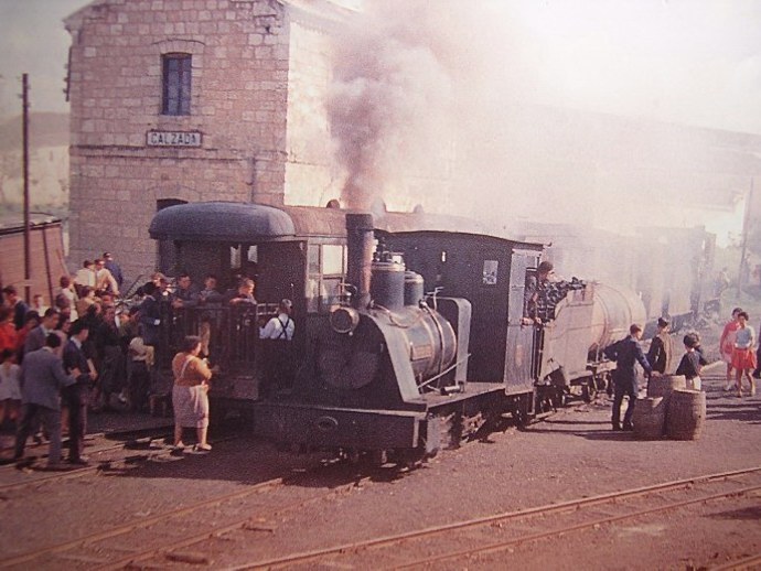 Valdepeñas a Puertollano , tren en la estacion de la Calzada