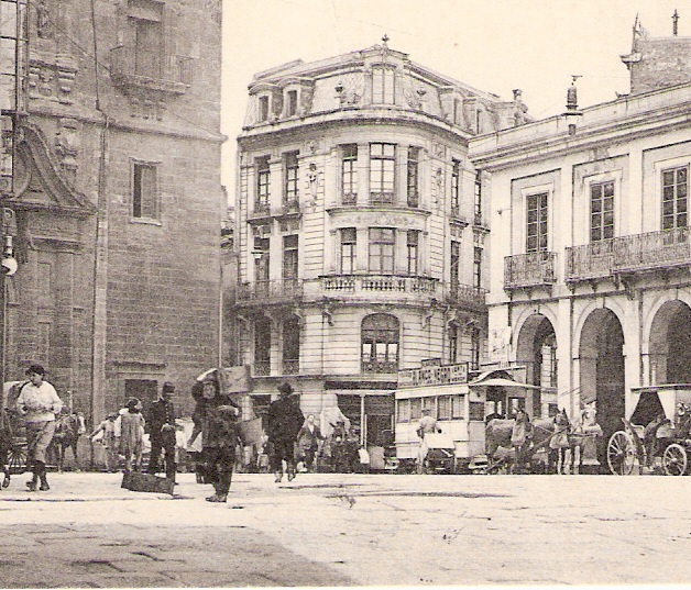 Tranvia de mulas en Oviedo, plaza Mayor y Ayuntamiento, postal comercial