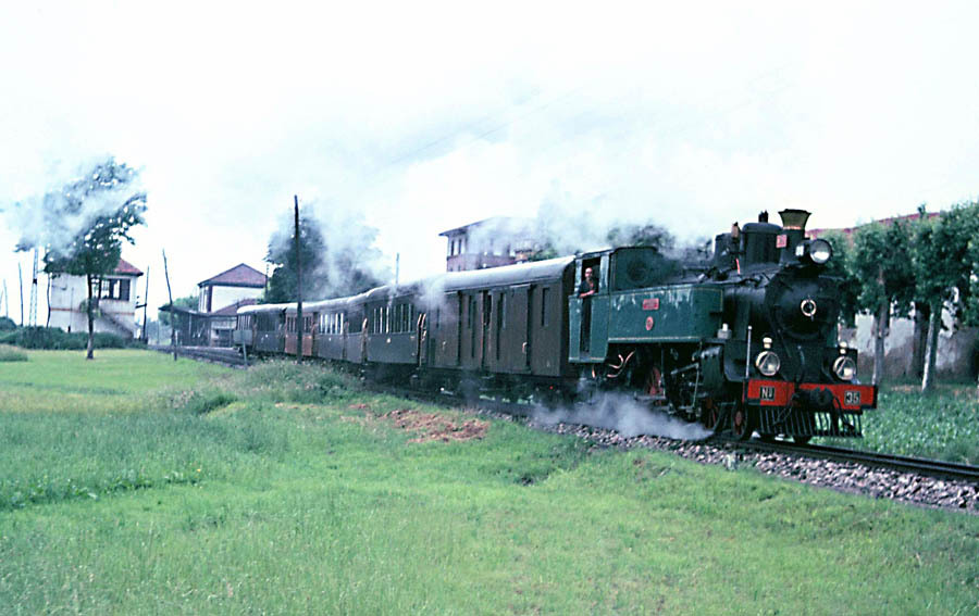 Locomotora nº 35 en Noreña, año 1964, después de cruzar a nivel, las vías del Fc de Langreo Foto : © John Carter