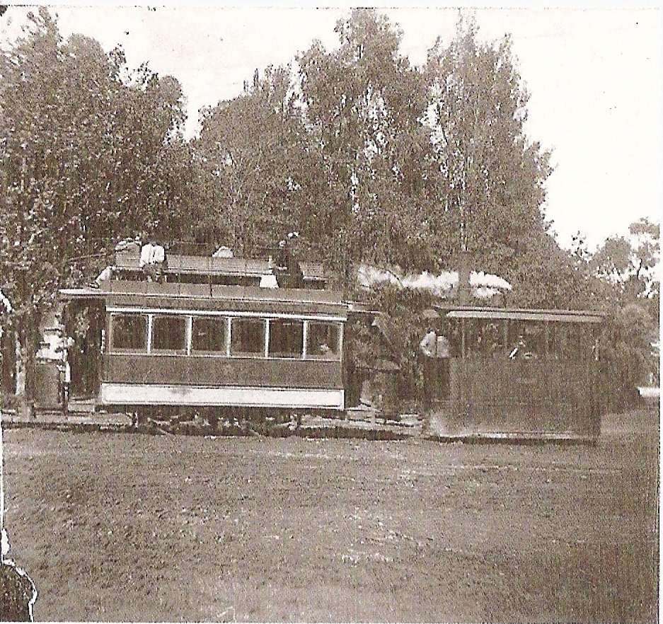 Tranvia a vapor de Valencia al Grao c. 1900, foto Bernardo Villaba, fondo Archivo Díaz Prósper