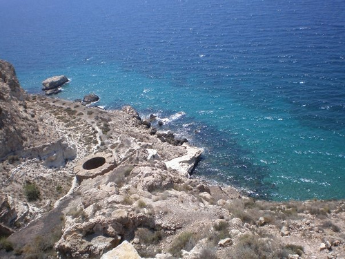 Restos del anclaje del Cantaliver de Agua Amarga