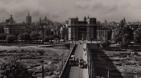 Torres de Serranos, cruce del Turia por el tranvia. Fondo, Miguel Diago Arcusa