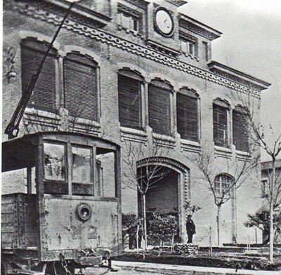 Fachada de la azucarera y tranvia de enlace