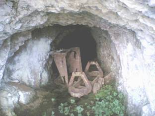 restos de vagonetas de vuelco de minas de Aramo, autor desconocido
