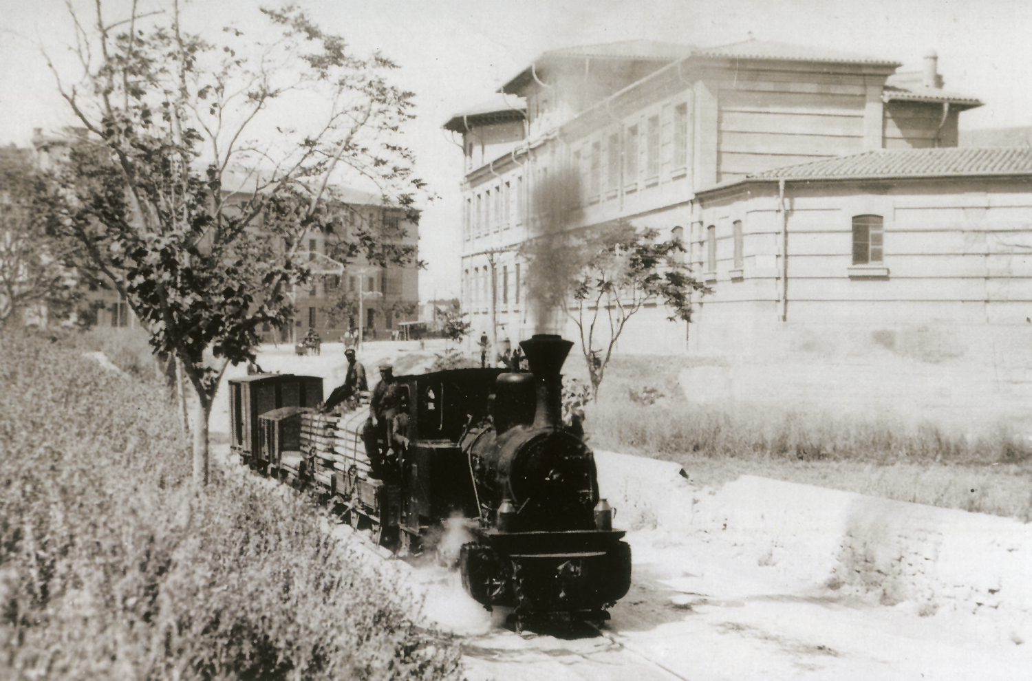 Tren al puerto, circulando frente al Instituto, Fondo : Carlos Olmo Ribas