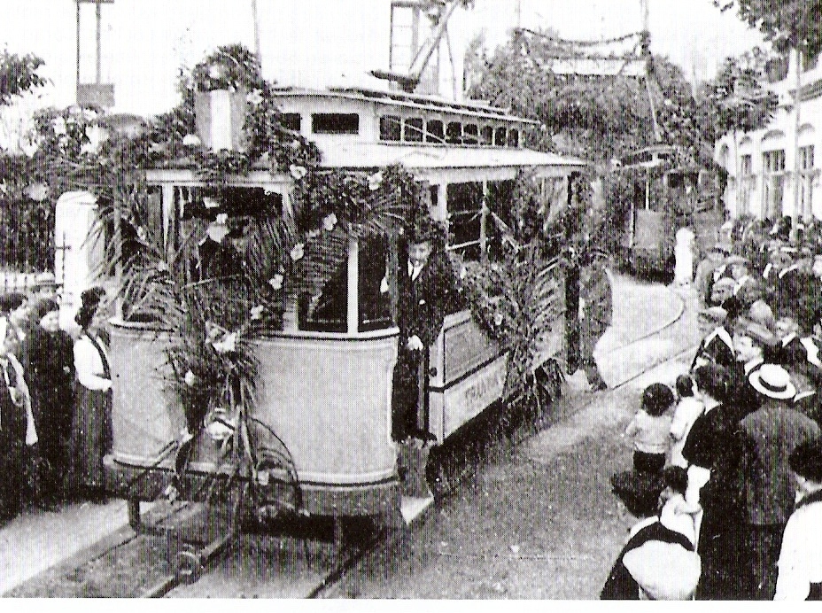 Tranvia inaugural, en la estacion de Mongar, 1 noviembre 1916, foto fondo : Jordi Ibañez