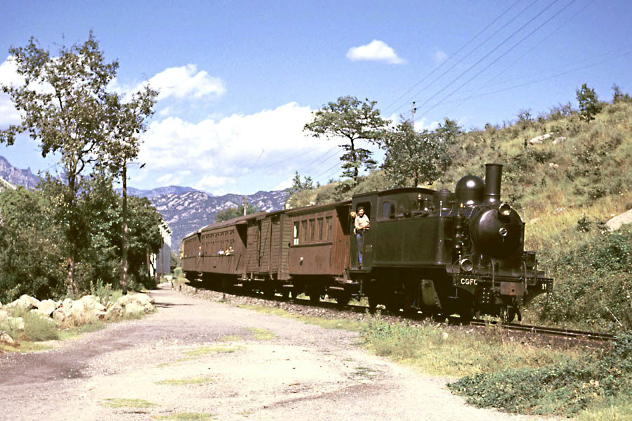 Tren con la locomotora nº 11 , llegando a Manresa