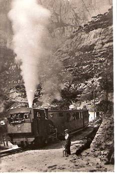 Cruce de la carretera por la locomotora nº 5 , 