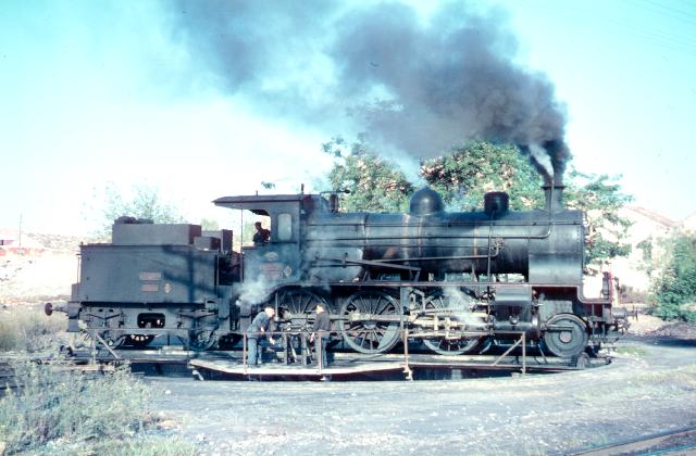 Placa de la estacion de Alcantarilla, locomotora 130-2981, octubre 1960, foto Graham TV Estarcey c. 30937.co.uk.