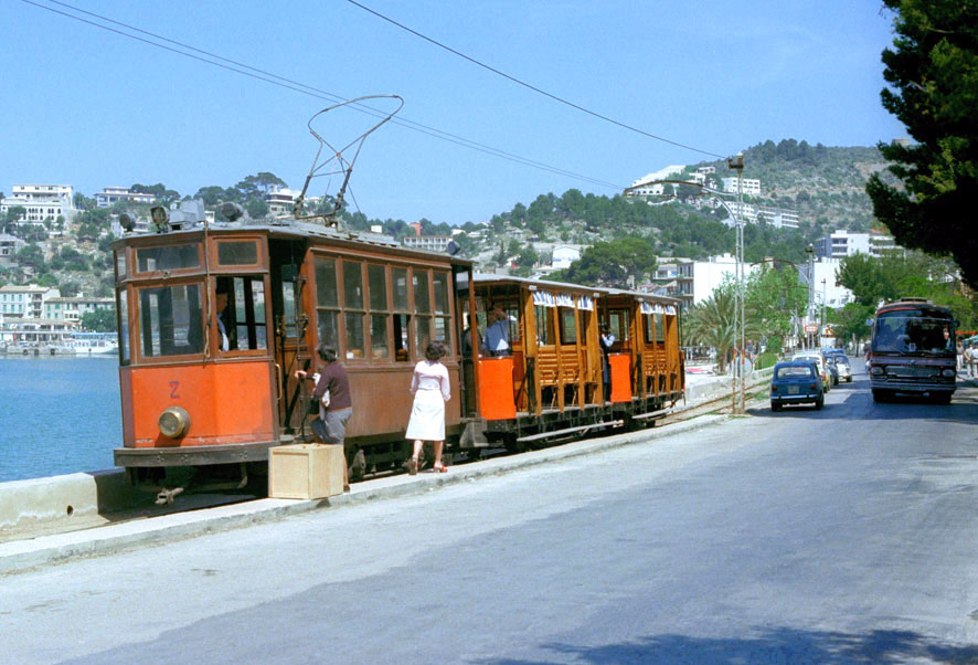 Tranvia con jardineras en el trayecto al puerto