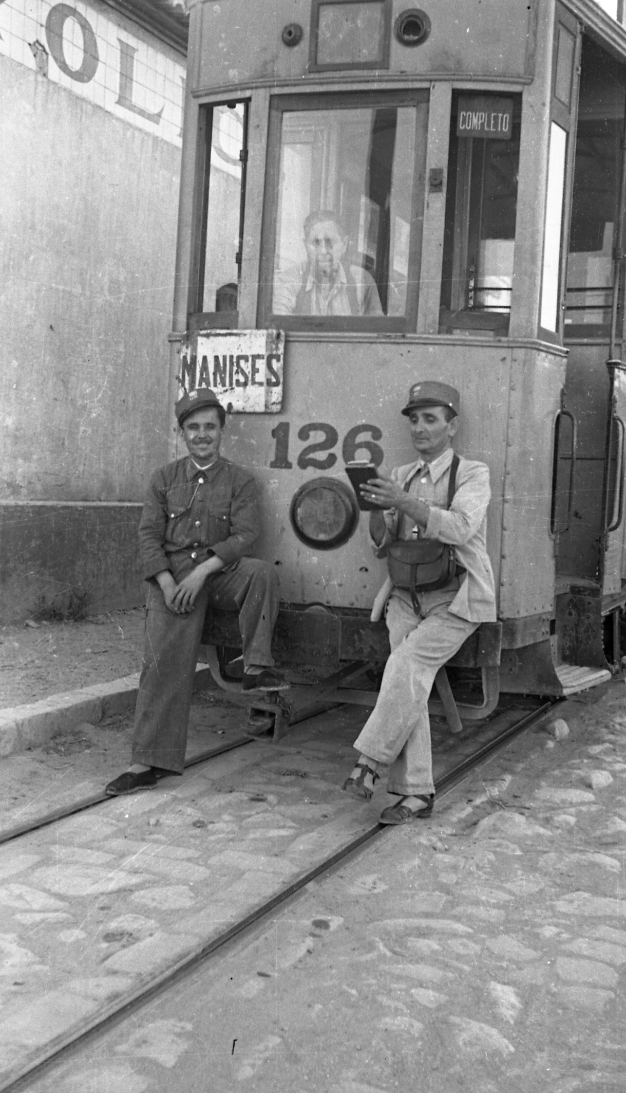 Equipo de conduccion del tranvia 126, linea 22, foto Gadea, Archivo Municipal de Manises