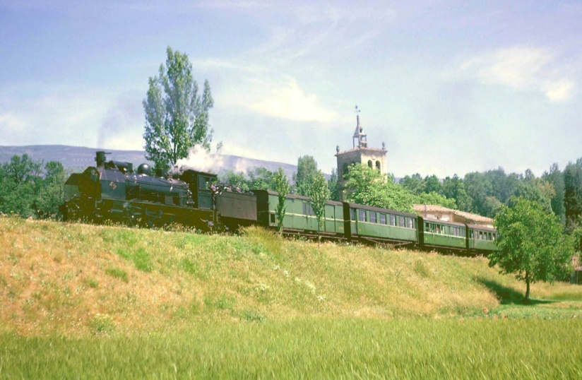 tren correo arrastrado por la locomotora