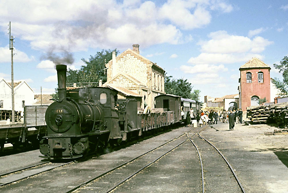 Estacion de Valdepeñas, mixto con la nº 4 , a la espera de orden de Salida
