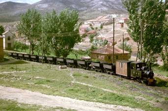 Locomotora "Montalban" se dirige a lavaderos con un tren de servicio