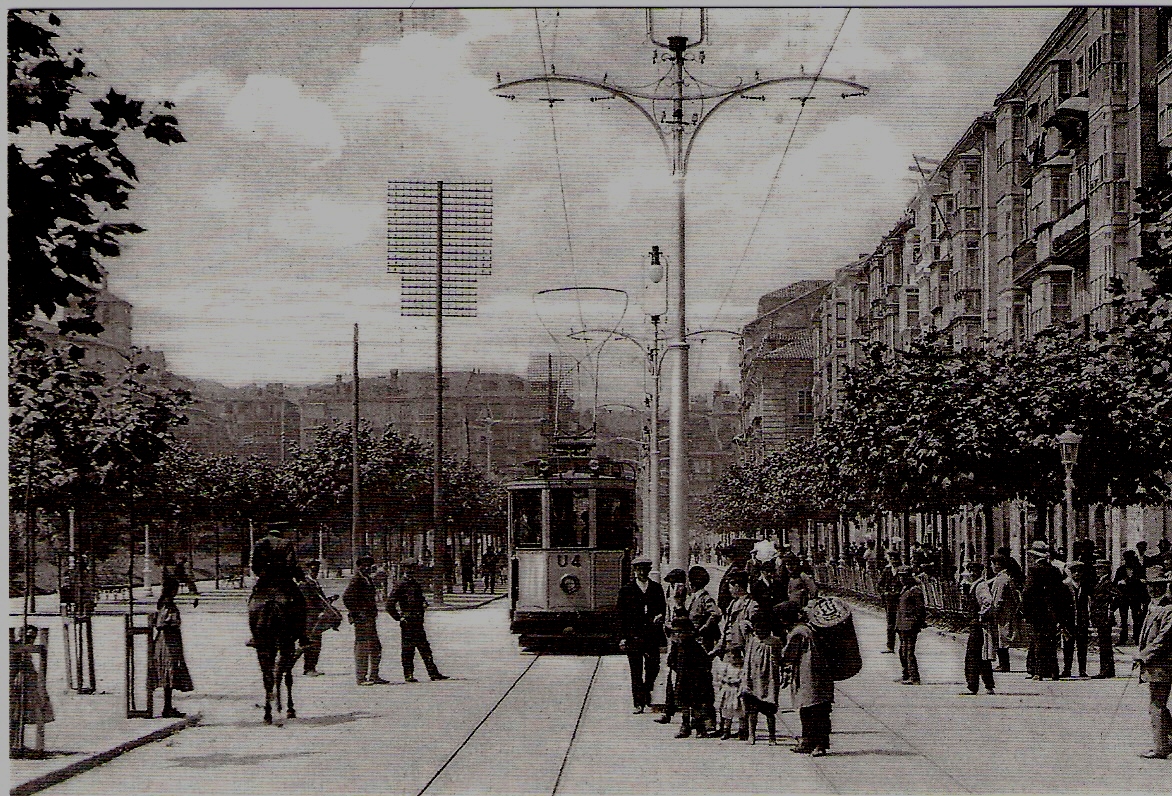 Tranvia linea U-4 en el Bpoulevard de Santander