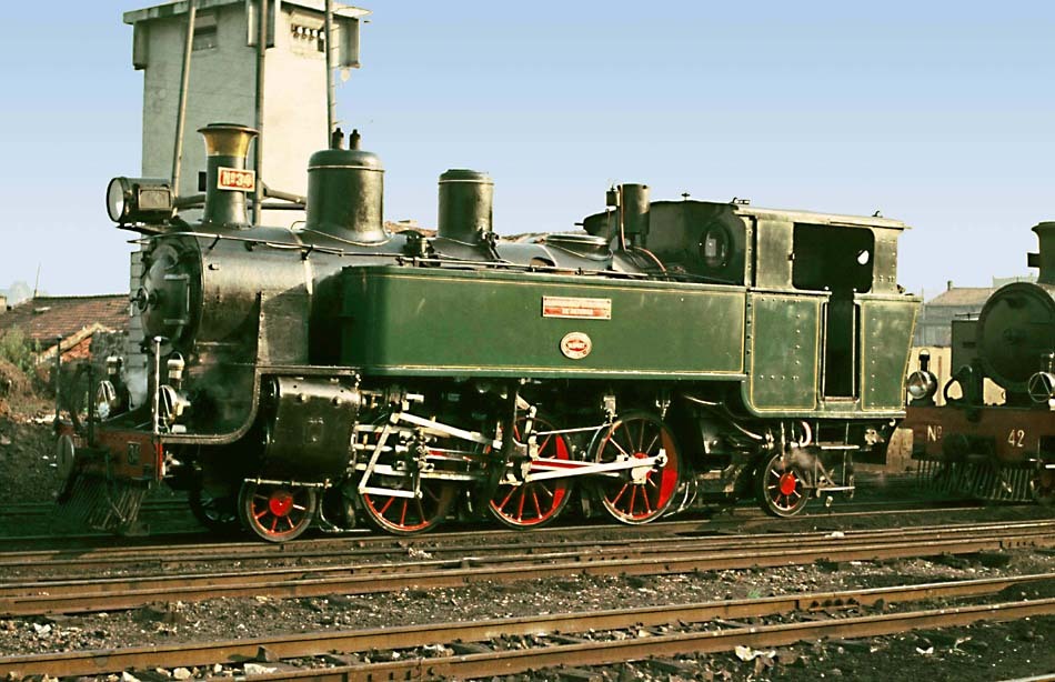 Locomotora Krauss 131T , nº 34, en el deposito de Oviedo Octubre de 1960 Foto : © John Carter