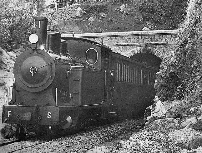 Locomotora nº 1 , saliendo del túnel de Bunyola, 