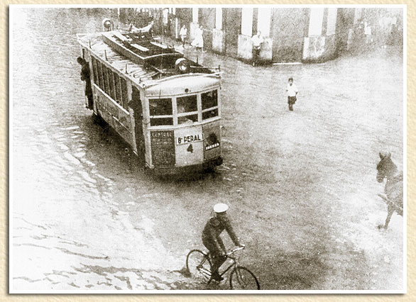 Tranvia en el Barrio del Peral, inundaciones de 1955, fotografo desconocido