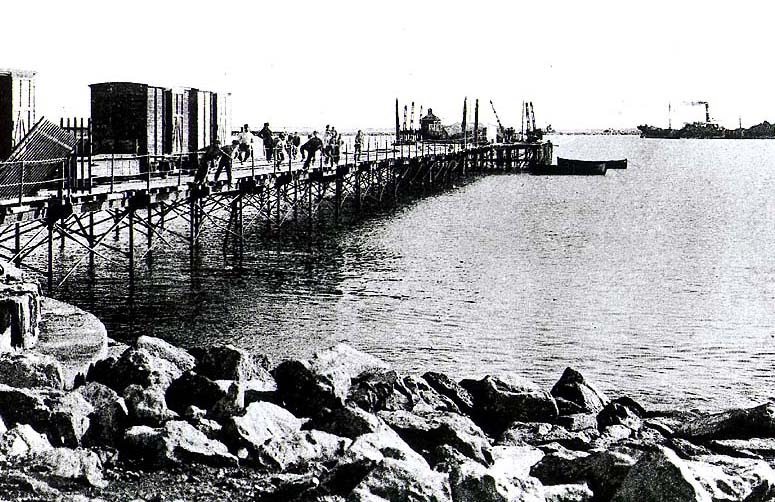 primitico embarcadero del OGC en el puerto de Castellón.