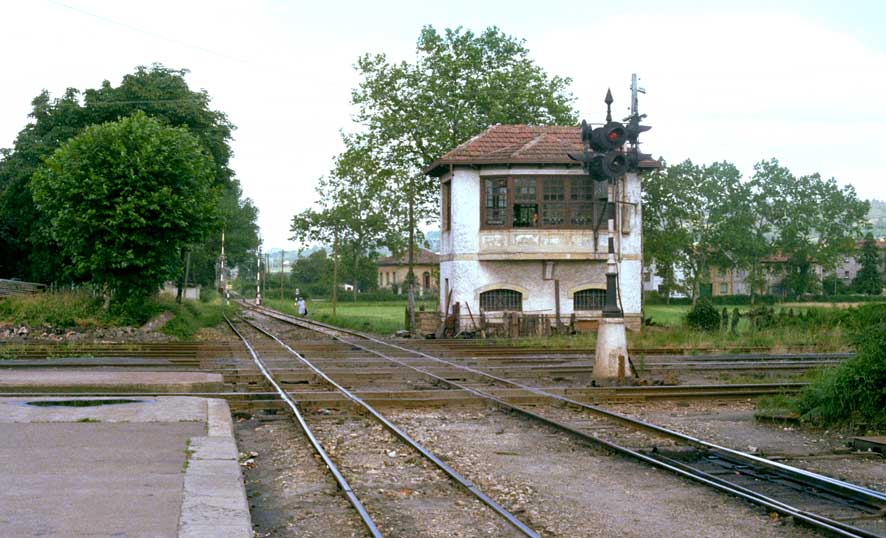 El Berrón , cruce con el Ferrocarril de Langreo Foto: Werner Hardmeier,Ruemlang,Suiza ©