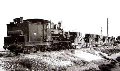 Tren de tolvas arratrado por la locomotora