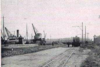 Tranvia de Aviles junto a la dársena de San Juan de Nieva, fondo: 