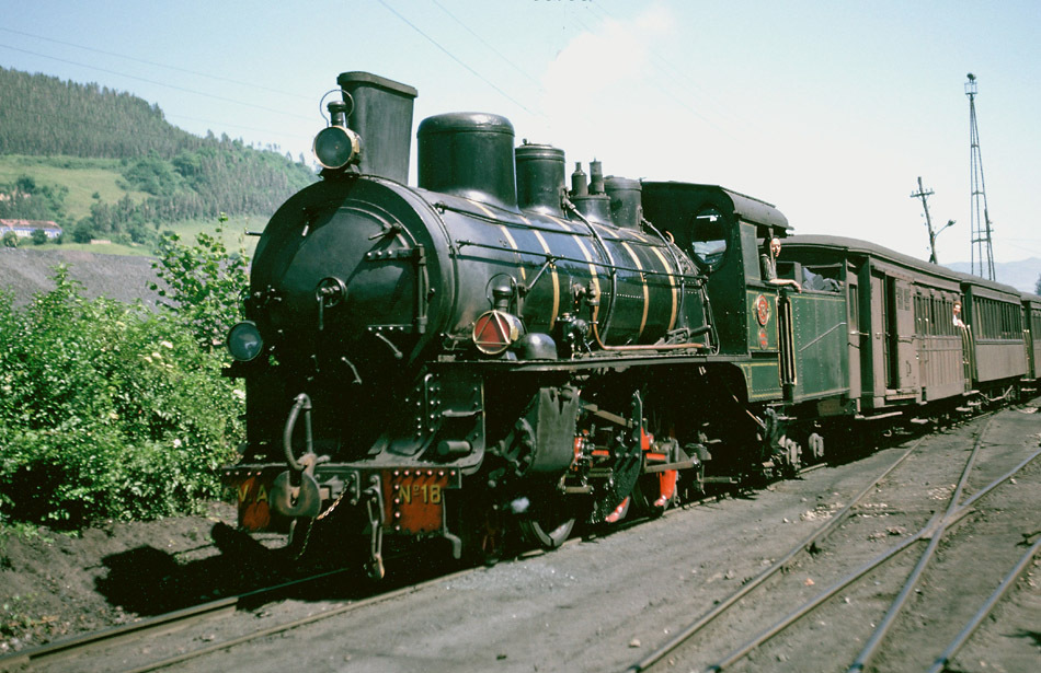 Tren remolcado por la nº 18, en Figaredo al sur de Mieres, 