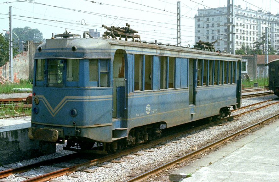 Coche motor nº 2 con los colores de FEVE