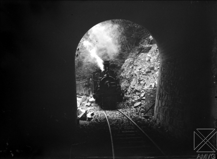 Entrada de la nº 4 Falcon en un túnel del ramal de San Prudencio,