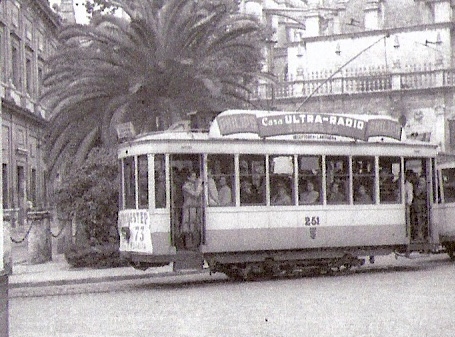 Tranvia en la Plaza del Triunfo, de Sevilla, año 1950, 