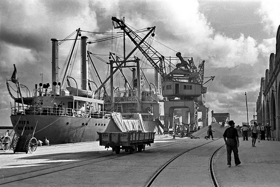 Vagon tipo batea en el muelle del puerto de Castellón