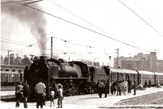 en especial en la estacion de Reus, abril de 1983, foto Juan Peris Torner