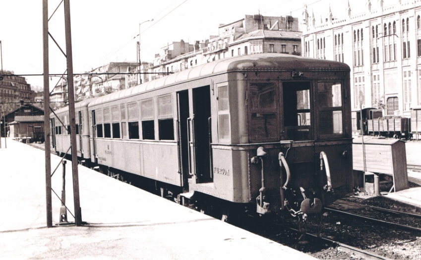 Coches del Urola en San Sebastian 24 septiembre 1965, foto Luis Blas